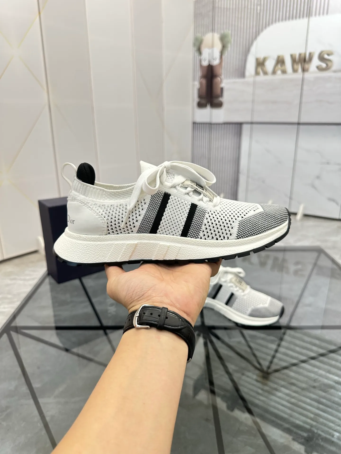 Selling men's shoes 💰: 💰P400¥ Product trademark: Dior* "Dior*" low-top casual shoes Regular size: 38-44 (can be customized to 45) Product materials: Imported breathable fly knit upper, breathable lining, original outsole. Number: 558
